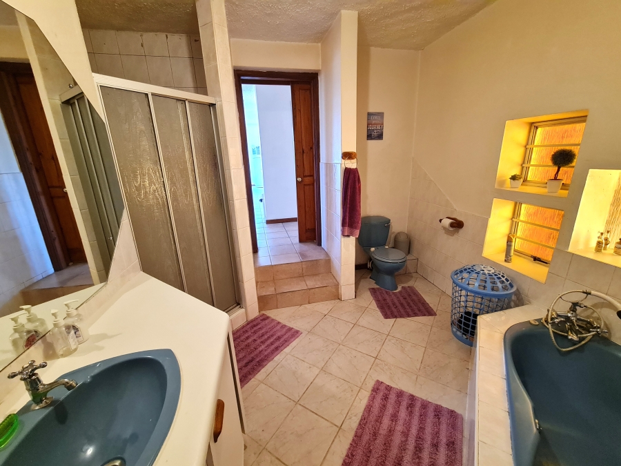 5 Bedroom Property for Sale in Wavecrest Eastern Cape